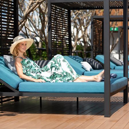 Carlton Hotel Bangkok Sukhumvit Exterior foto A woman sunbathing