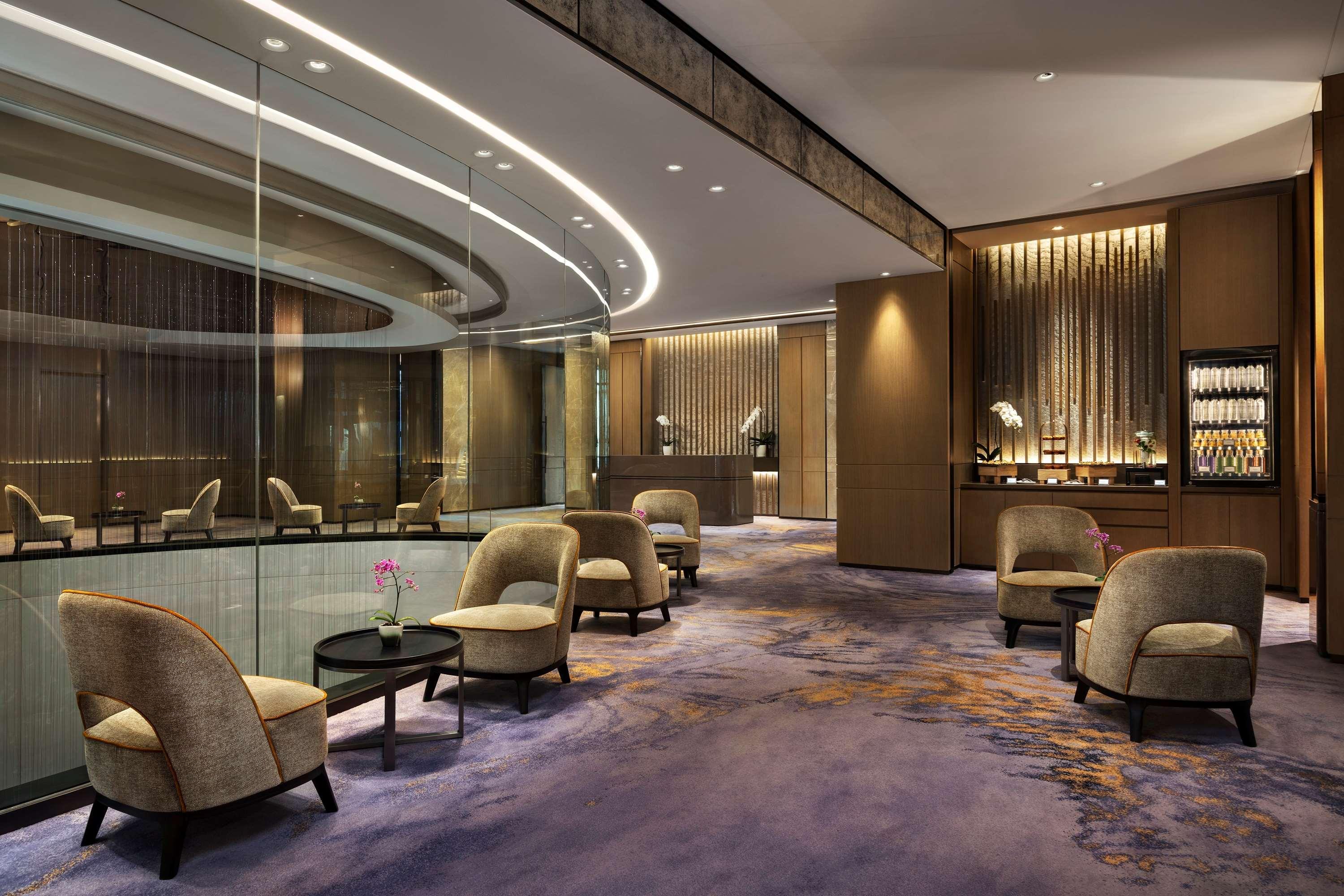 Carlton Hotel Bangkok Sukhumvit Exterior foto The Club lounge at Hong Kong International Airport