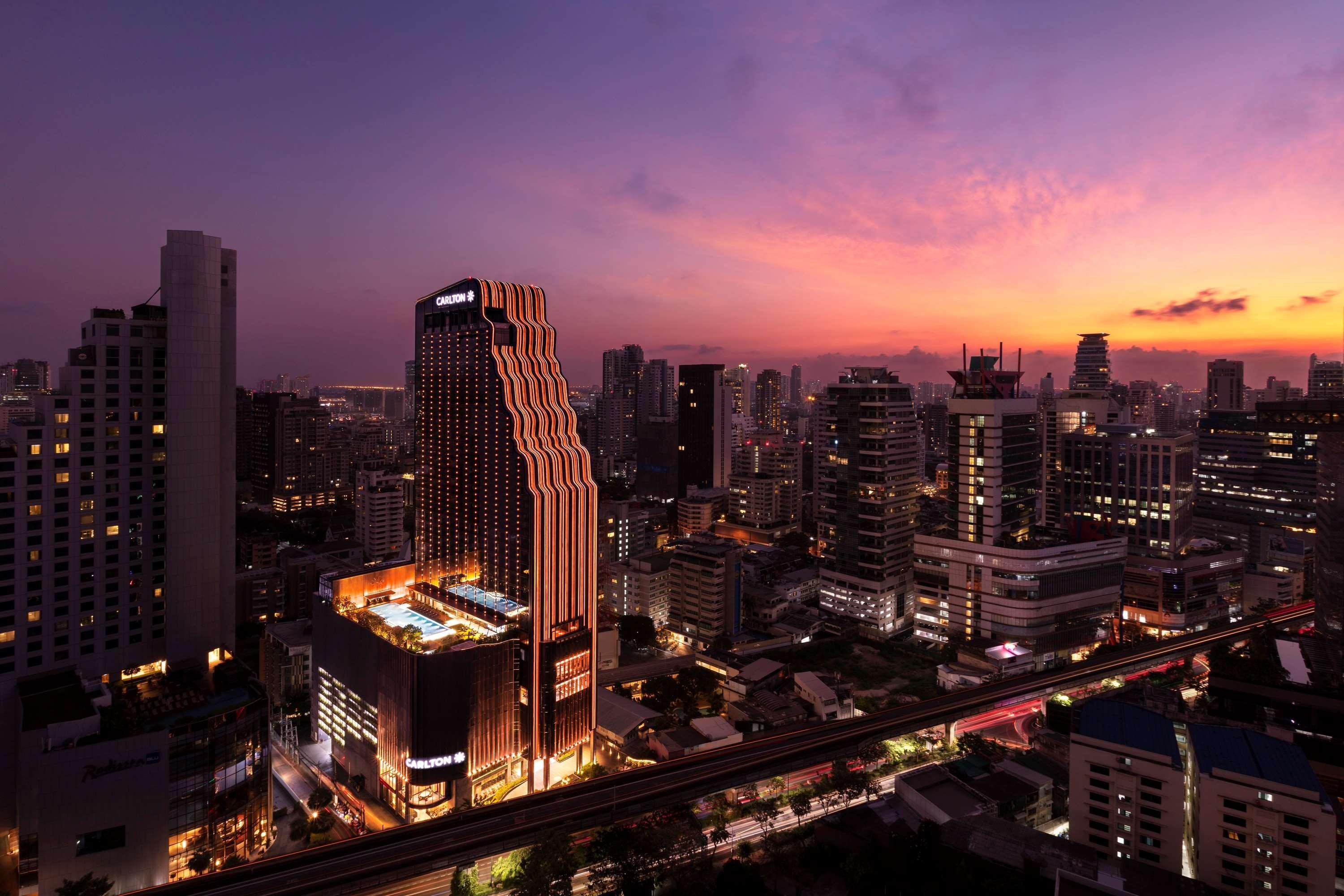Carlton Hotel Bangkok Sukhumvit Exterior foto The hotel at night