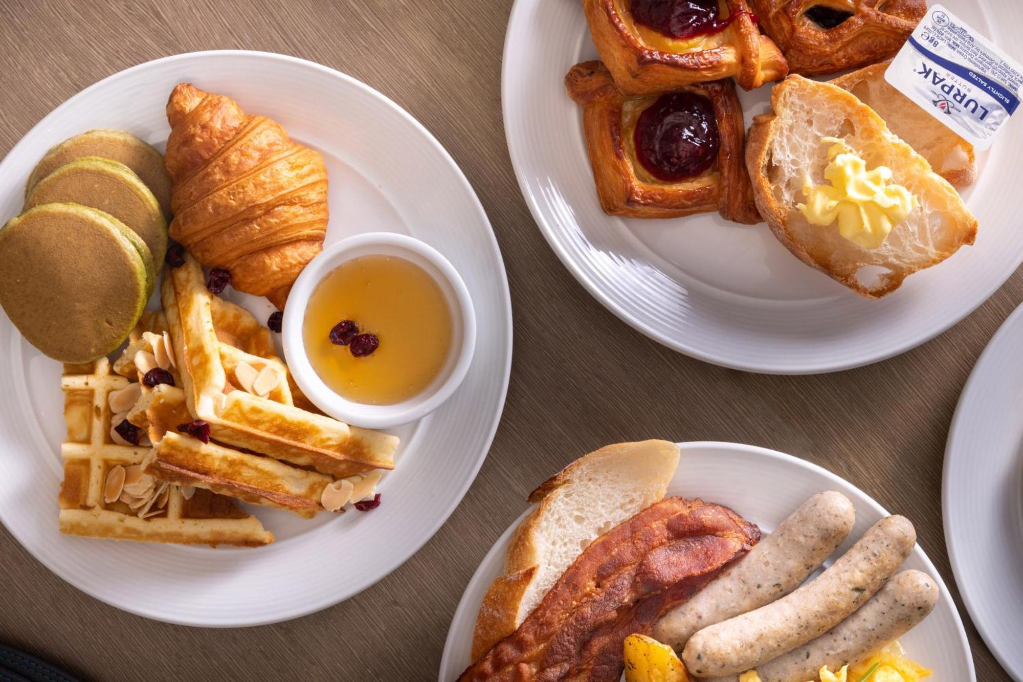 Carlton Hotel Bangkok Sukhumvit Exterior foto A selection of breakfast items