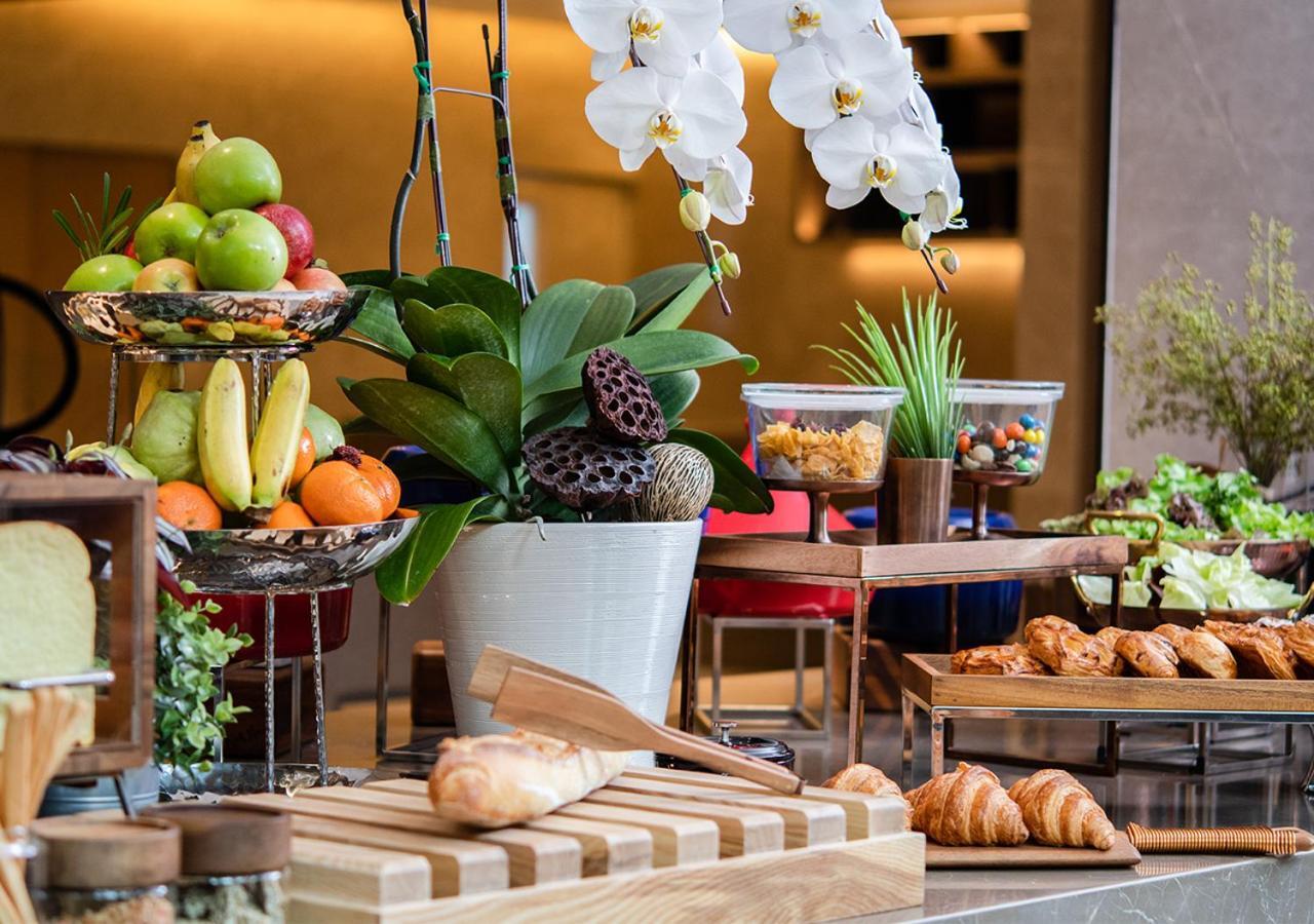Carlton Hotel Bangkok Sukhumvit Exterior foto A buffet at a hotel